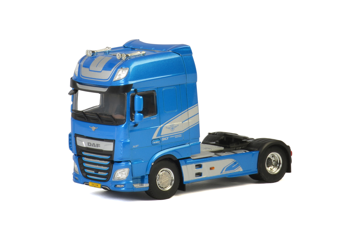 

Тягач DAF XF SUPER SPACE CAB MY2017 BLUE масштабная модель 1:50 04-2062