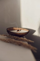 Ароматическая свеча Tvoj svet соевая ручной работы в скорлупе кокоса с добавлением натуральных эфирных масел Розмарин - изображение 5