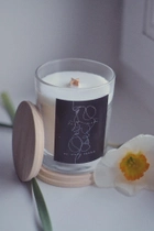 Ароматизована Українська свічка Your Bella Decora „Без тебе не можу спати“ з дерев‘яним гнотом - зображення 2