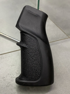 Рукоятка пистолетная прорезиненная для AR15 DLG TACTICAL (DLG-106), цвет Черный, с отсеком для батареек (241878) - изображение 1