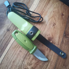 Нож Morakniv Eldris 1.0 Colour Green нержавеющая сталь + огниво, паракорд и застёжка - изображение 9