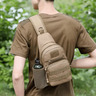 Мужская сумка-слинг через плечо с регулируемой ручкой и местом для шеврона (бежевая) - изображение 8