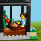 Zestaw klocków LEGO City Domek rodzinny i samochód elektryczny 462 elementy (60398) - obraz 7
