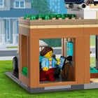 Zestaw klocków LEGO City Domek rodzinny i samochód elektryczny 462 elementy (60398) - obraz 8