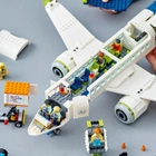 Zestaw klocków Lego City Samolot pasażerski 913 części (60367) - obraz 5