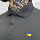 Мужское плотное Поло с принтом "Флаг Украины" / Футболка приталенного кроя серая размер L - изображение 3