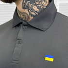 Мужское плотное Поло с принтом "Флаг Украины" / Футболка приталенного кроя серая размер S - изображение 3