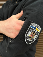Мужская флисовая Куртка с капюшном и панелями под шевроны черная размер XL - изображение 4