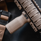 Руків'я перенесення вогню Magpul RVG - Rail Vertical Grip 1913 Picatinny Tan (MAG412-FDE) - зображення 5