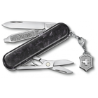 Нож Victorinox Classic SD Brilliant Carbon + брелок-лого (0.6221.90) - изображение 1