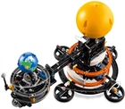 Zestaw klocków Lego Technic Planeta Ziemia i Księżyc na orbicie 526 elementów (42179) - obraz 3
