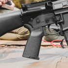 Рукоятка пістолетна Magpul MOE® Grip - AR15 / M4 (MAG415), колір Чорний - зображення 10