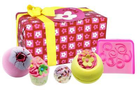 Подарунковий набір для ванни Bomb Cosmetics Flower Power кульки для ванни 4 шт + гліцеринове мило 1 шт (5037028276556)  - зображення 1