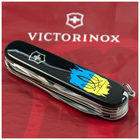 Ніж Victorinox Huntsman Ukraine 91 мм Чорний Тризуб фігурний на тлі прапора (1.3713.3_T1026u) - изображение 2