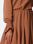 Sukienka krótka jesienna damska Ax Paris DA1645 M Camel (5063259013172) - obraz 5