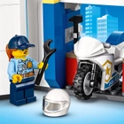 Zestaw konstrukcyjny LEGO City Posterunek policji 743 elementy (60246) (5702016617801) - obraz 8