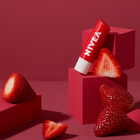 Помада для губ Nivea Strawberry Shine живильна 4.8 г (9005800362977) - зображення 5