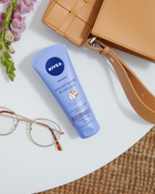 Набір для жінок Nivea Beauty Collection Молочко для тіла 250 мл + Гель для душу 250 мл + Крем для рук 100 мл + Кульковий антиперспірант 50 мл + Косметичка (9005800363530) - зображення 6