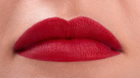 Matowa szminka w płynie Paese The Kiss Lips 06 Classic Red z witaminą E 3.4 ml (5902627624599) - obraz 4