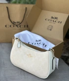 Женская сумка Coach Teri White Shoulder Bag In Signature Canvas белая кожаная